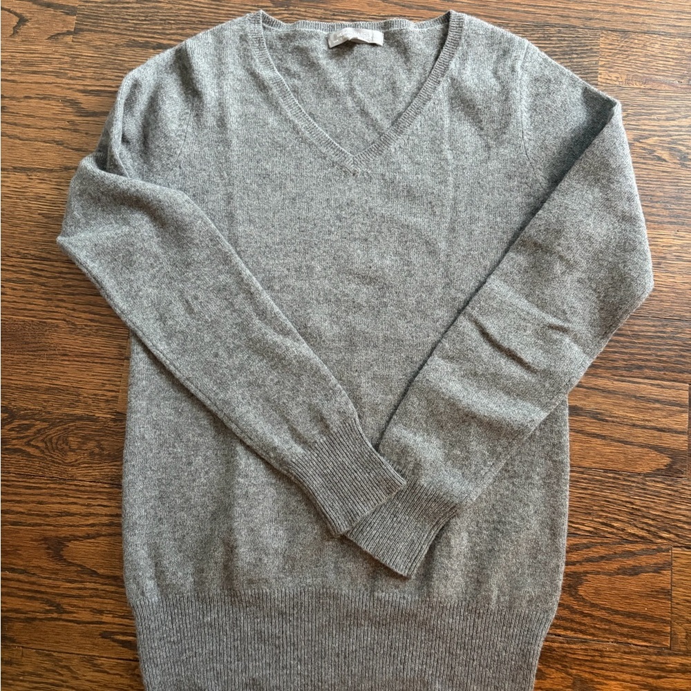 Neiman Marcus Gray 100% Cashmere Sweater